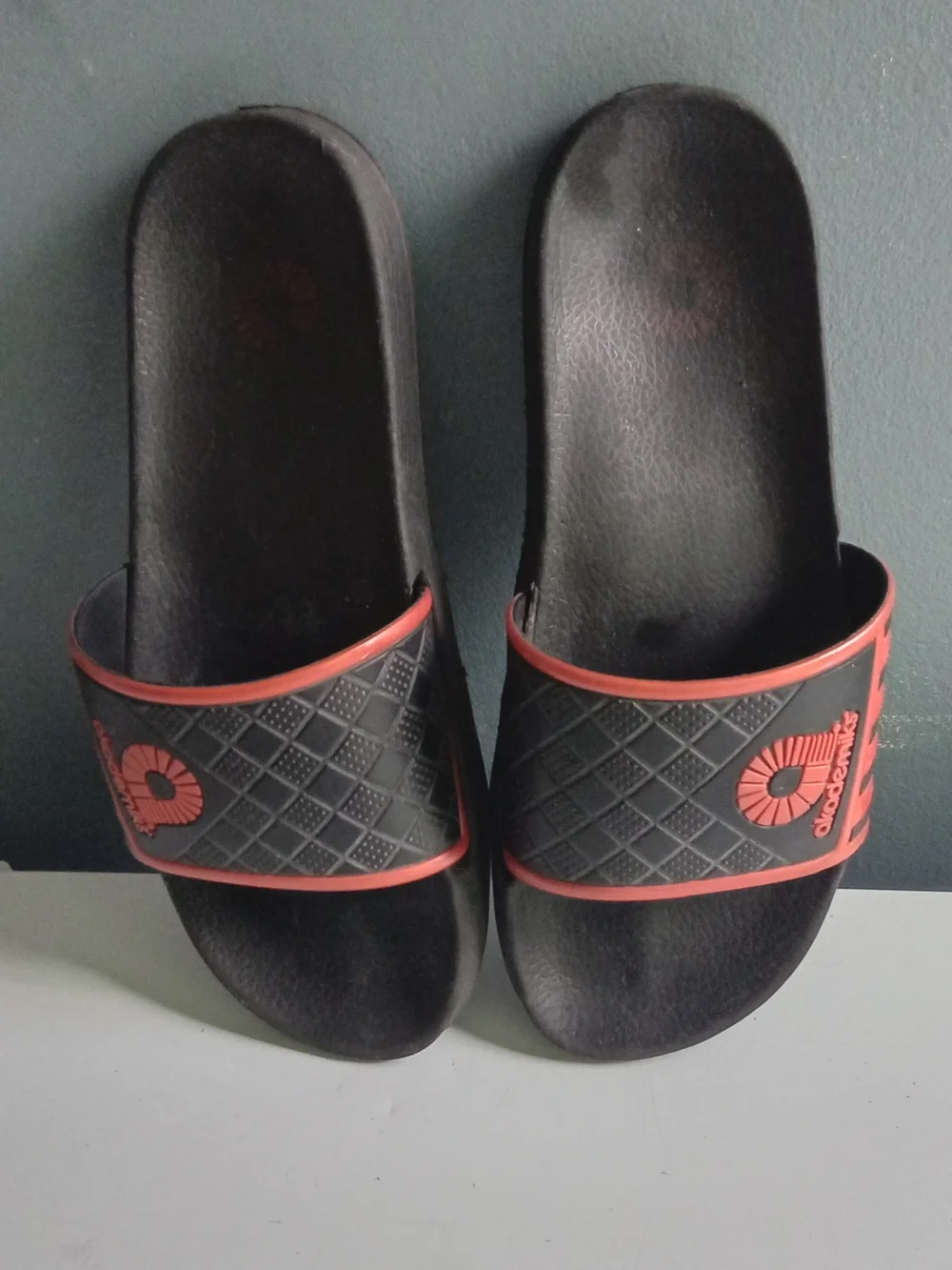 Akademiks Mens Black Red Athletic Slide Sandals Comfort Sport Slides Size 11-12